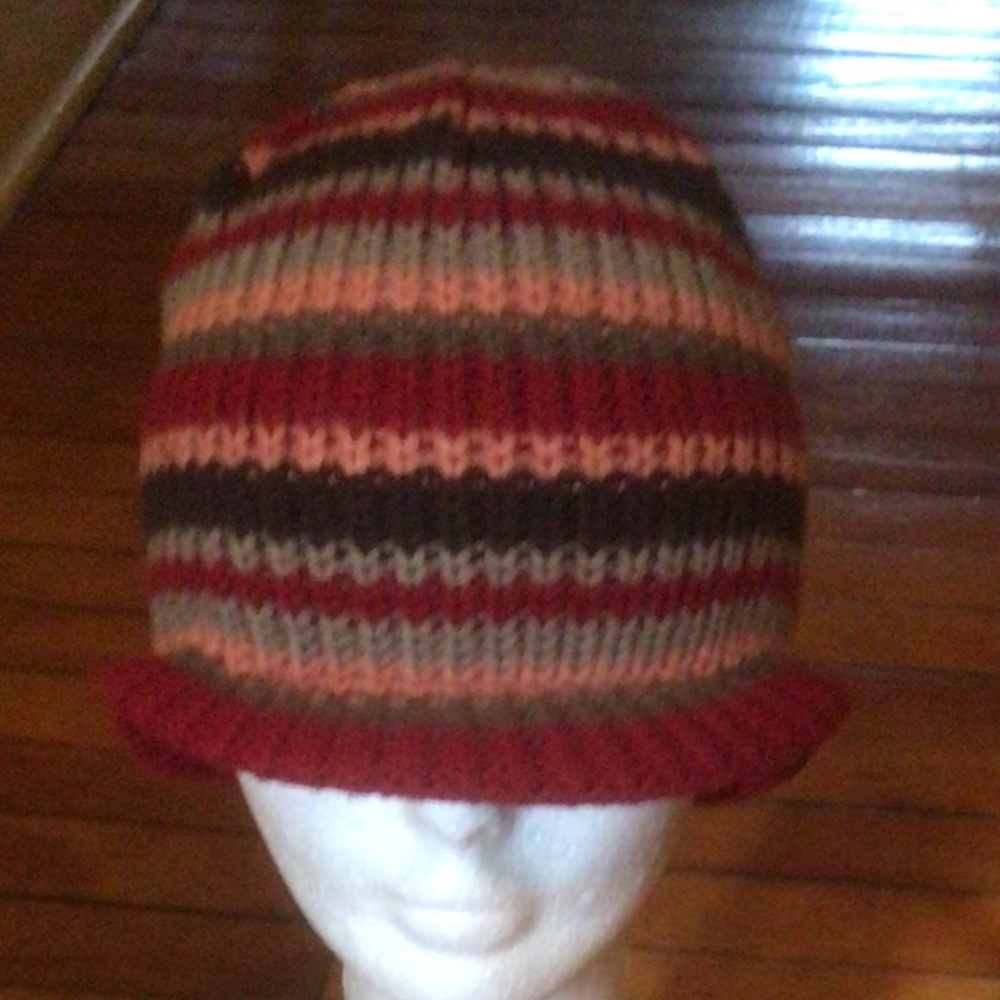 Striped hat with visor - Picture 3 of 3